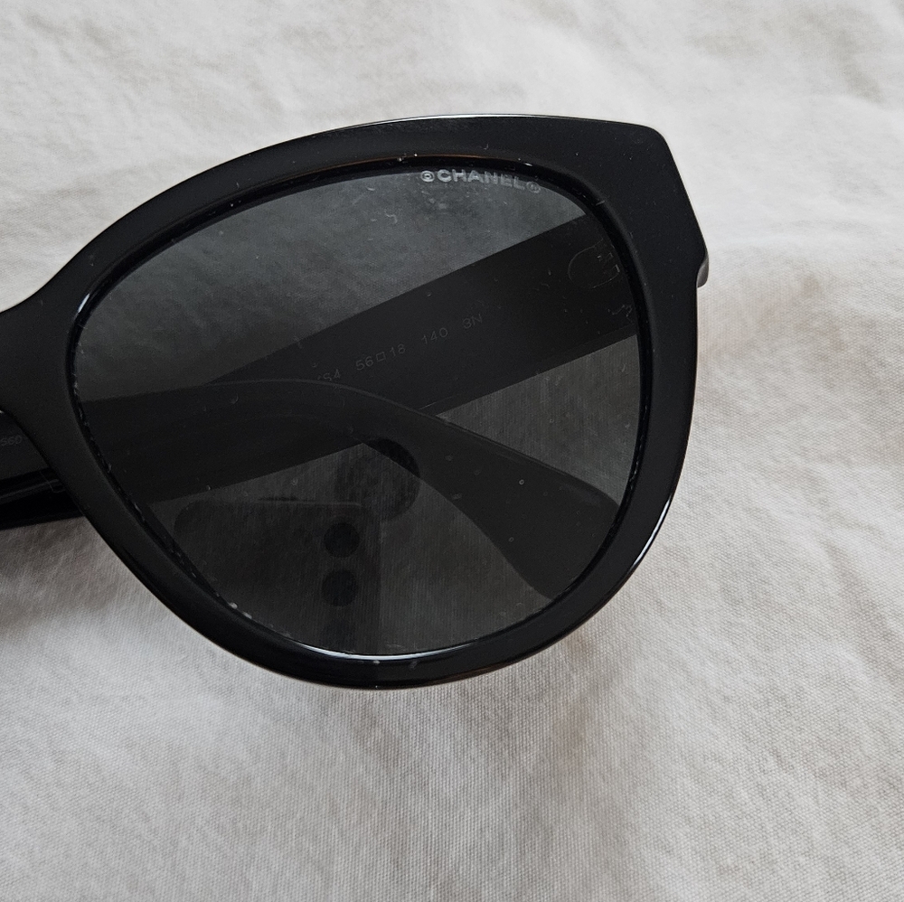 CHANEL Black Heart Logo Sunglasses - Picture 5 of 16